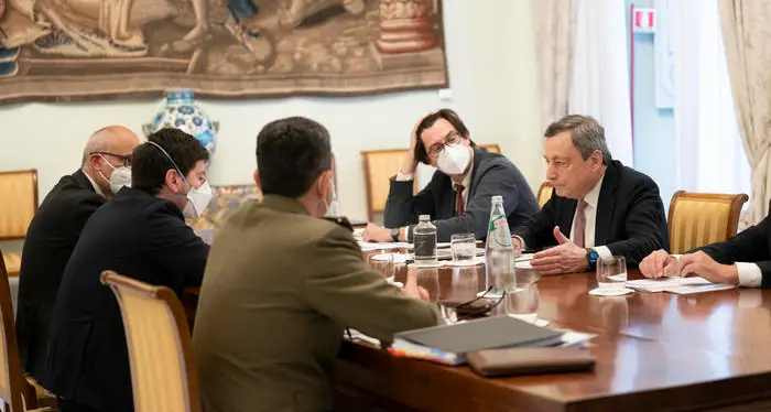 Draghi: \"Sulla mascherina all'aperto sentirò il Cts. La vaccinazione eterologa funziona: la farò anch'io\"