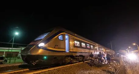 Gli sfugge il cane sui binari, lo rincorre e muore travolto da un treno insieme all'animale