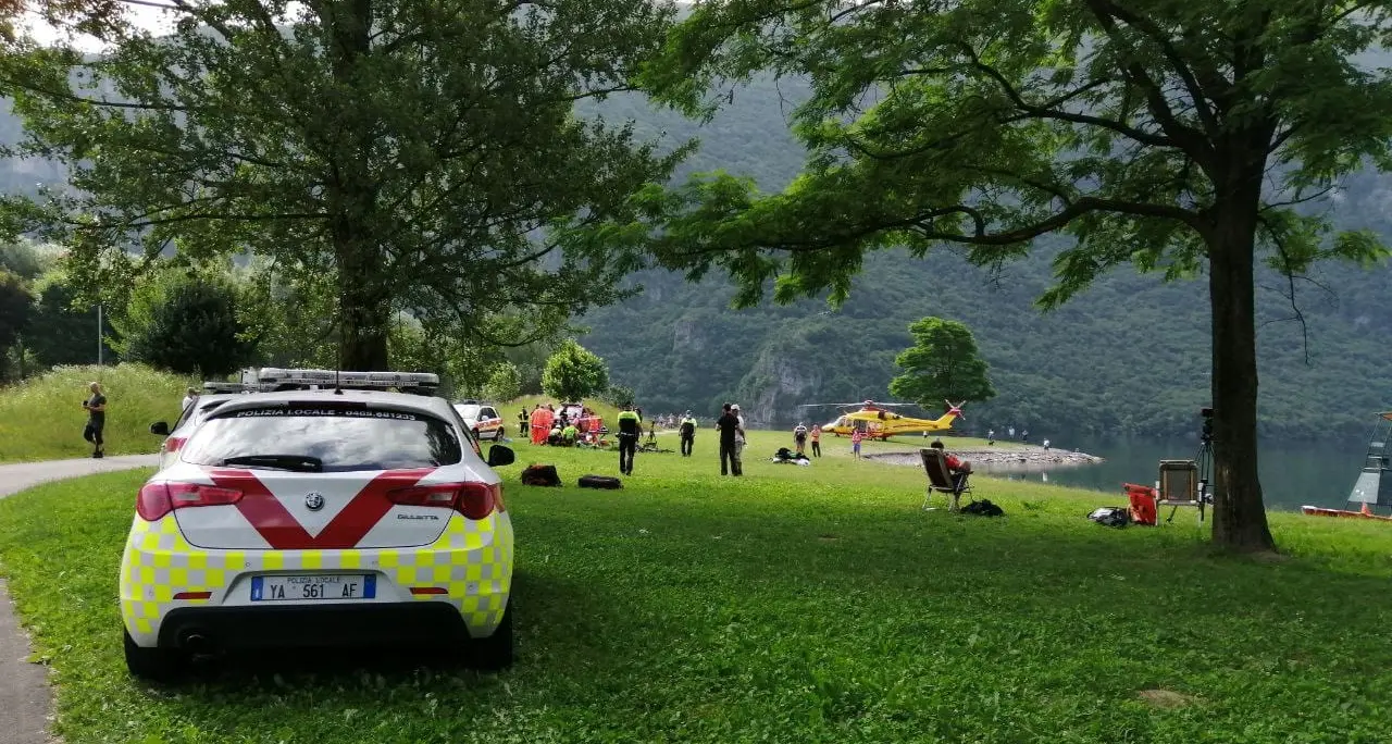 Precipita con il parapendio nel lago d'Idro, soccorso un 31enne
