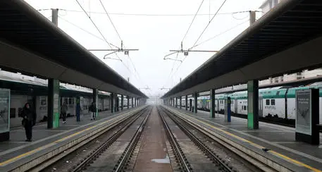 Il ragazzo morto in stazione: folgorato dall'elettricità sul tetto del treno