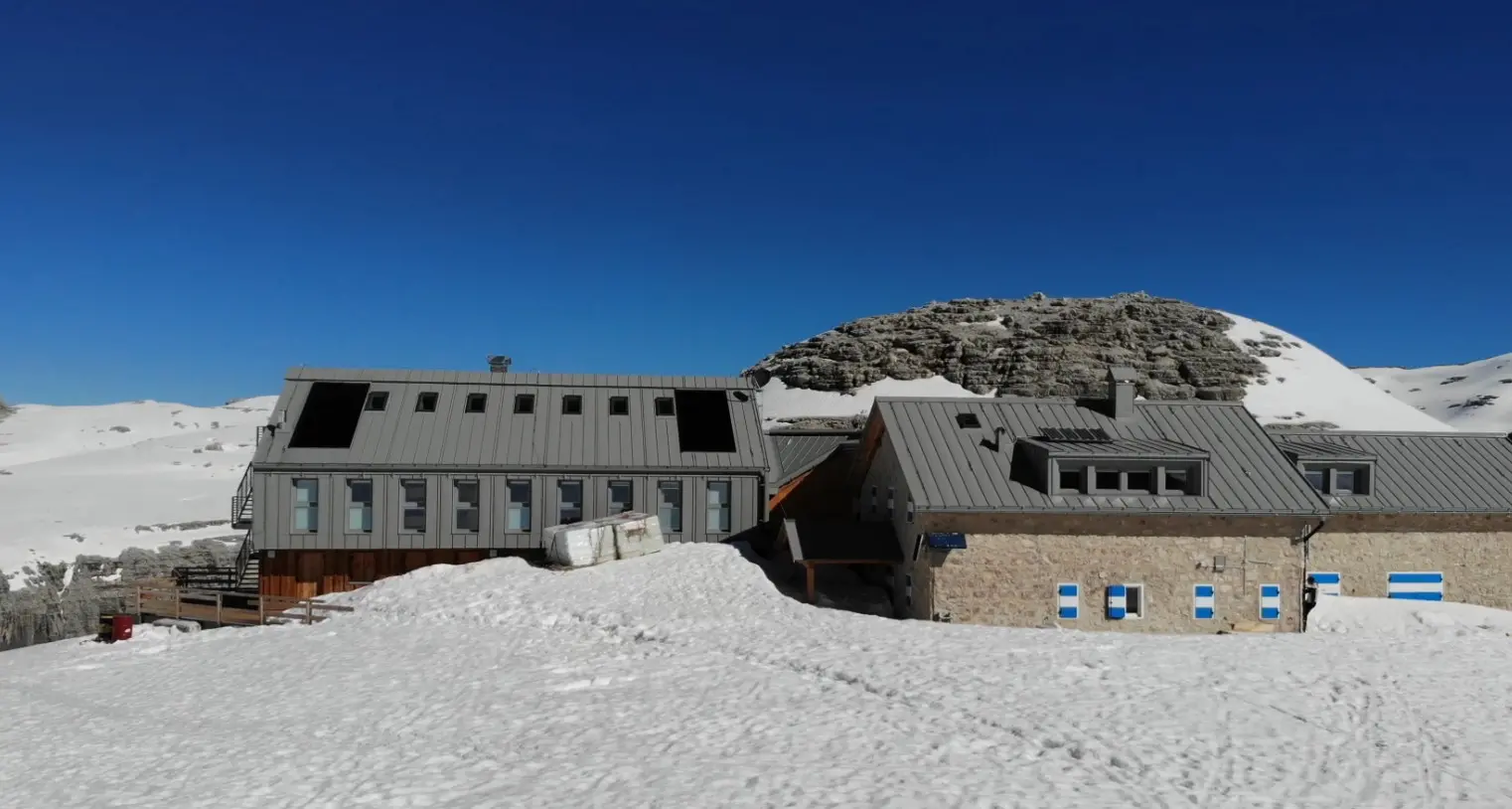Il nuovo rifugio Boè ritorna a splendere fra le vette