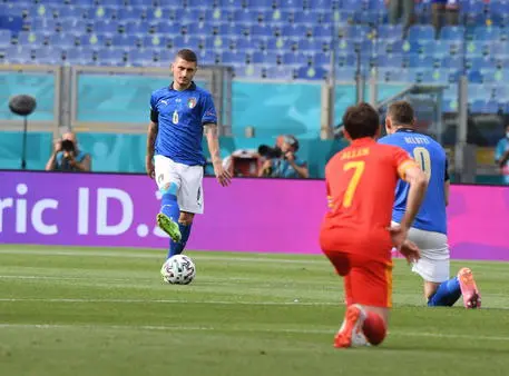 epa09288679 Players of Italy and Wales kneel before the kick-off of the UEFA EURO 2020 group A preliminary round soccer match between Italy and Wales in Rome, Italy, 20 June 2021. EPA/Alberto Lingria / POOL (RESTRICTIONS: For editorial news reporting purposes only. Images must appear as still images and must not emulate match action video footage. Photographs published in online publications shall have an interval of at least 20 seconds between the posting.)