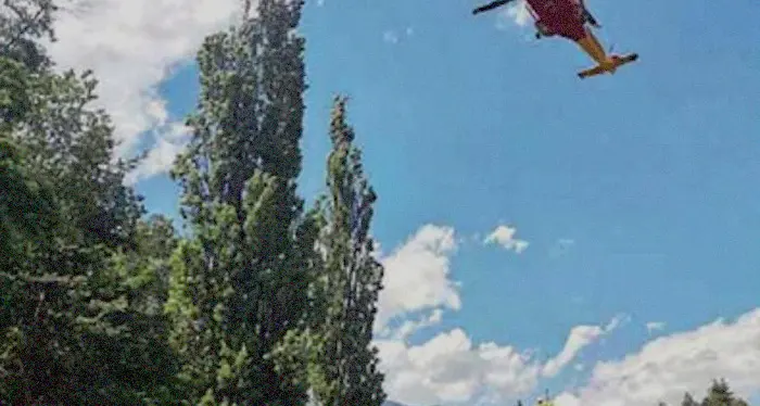Motociclista scappa dalla polizia ma poco dopo si schianta contro un albero