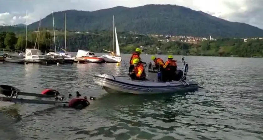 Barca rovesciata al lago di Caldonazzo durante il temporale