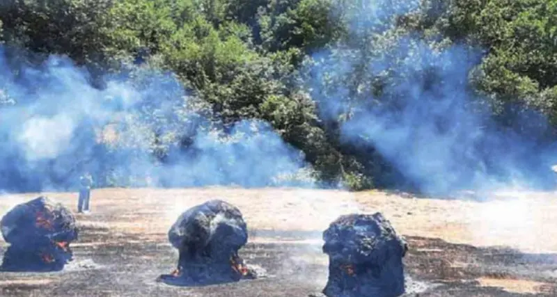 A fuoco otto rotoballe, si pensa a un piromane del fieno: grande lavoro per i pompieri