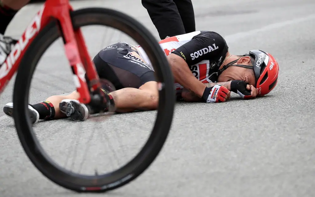 epa09308289 Australian rider Caleb Ewan of the Lotto Soudal team lies on the street after he crashed shortly before the finish line of the 3rd stage of the Tour de France 2021 over 182.9 km from Lorient to Pontivy, France, 28 June 2021. EPA/CHRISTOPHE PETIT-TESSON
