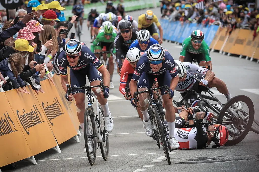 epa09308933 Belgian rider Tim Merlier (C) of the Alpecin-Fenix team leads the final sprint as Australian rider Caleb Ewan (bottom foreground) of the Lotto Soudal team and Slovakian rider Peter Sagan of the Bora-Hansgrohe team crash shortly before the finish line of the 3rd stage of during the 3rd stage of the Tour de France 2021 over 182.9 km from Lorient to Pontivy, France, 28 June 2021. EPA/CHRISTOPHE PETIT TESSON