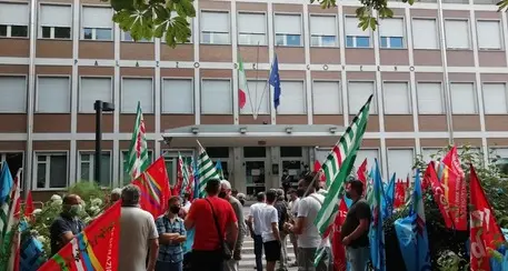 Servizi pubblici, sindacati in piazza contro appalti e gare al ribasso: \"A rischio duemila posti in Trentino\"