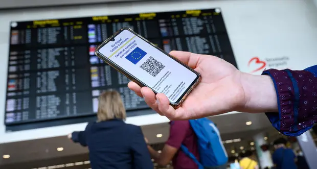 Sgominato un traffico di vaccini e di green pass falsi in 10 canali Telegram
