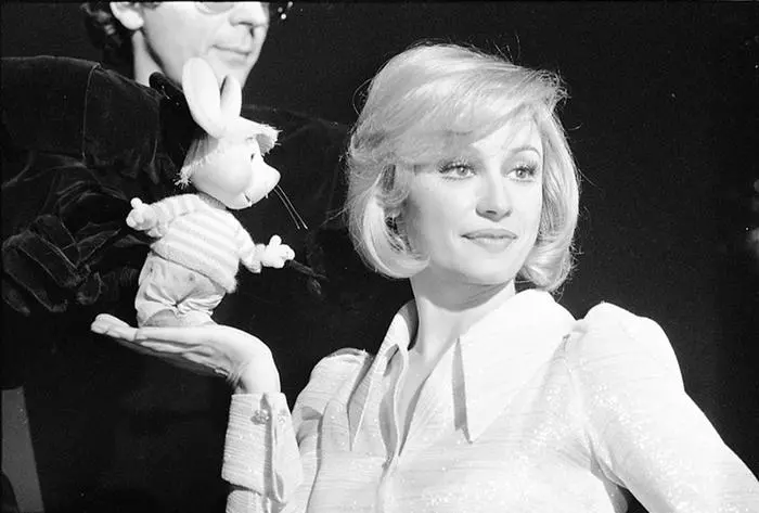 Raffaella Carra' e il pupazzo animato Topo Gigio, nello show televisivo Canzonissima, in onda su Rai1, dietro di loro uno degli animatori del pupazzo, Roma, 28 novembre 1974. ANSA