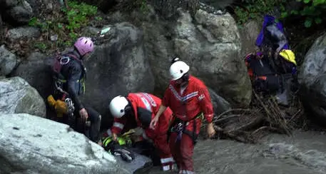 Ragazza finisce in acqua facendo canyoning e annega nel torrente
