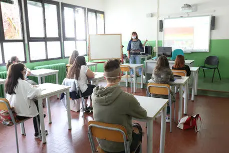 Emergenza Corona Virus. Fase 2. Istituto professionale Enaip. Studenti in classe per la preparazione degli esami di fine corso. Mascherina anti contagio. 10 Aprile 2020. Conselve (Pd) ANSA/NICOLA FOSSELLA