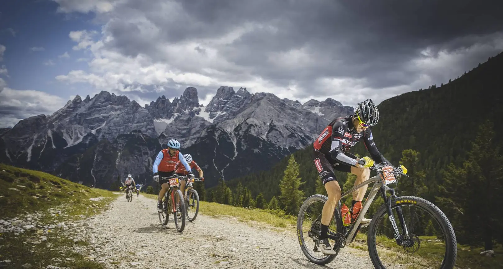 Sabato torna la Dolomiti Superbike, in mtb fra le vette