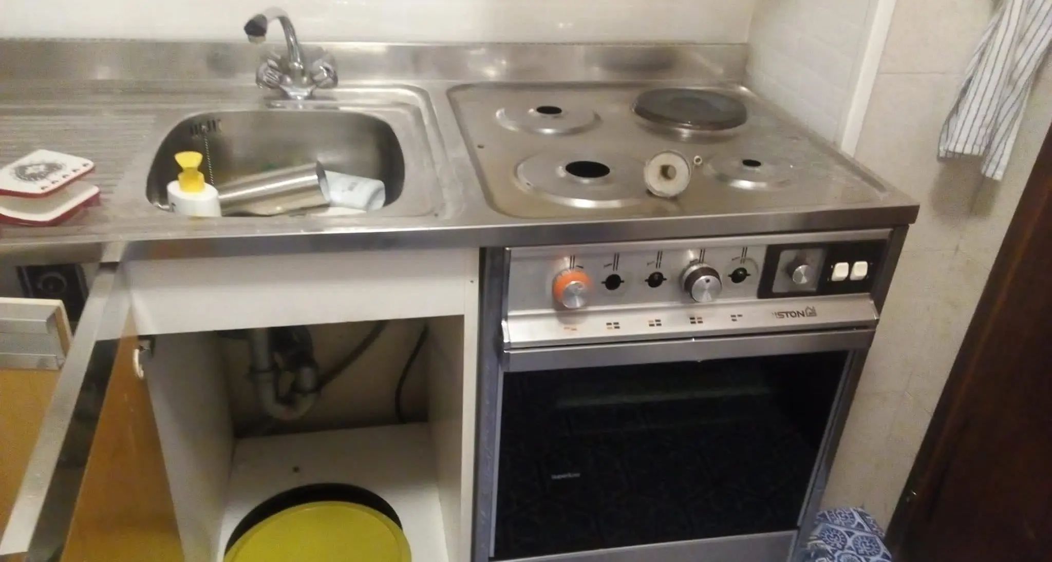 Paura per un'esplosione in casa dopo una fuga di gas: una persona ferita