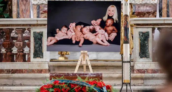 Lacrime, ricordi e tanti applausi per l'ultimo abbraccio a Raffaella Carrà