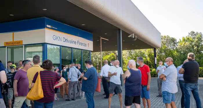 Il dramma degli oltre 400 lavoratori della Gkn, licenziati via email: scatta la mobilitazione sociale