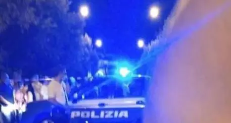 Pregiudicato ucciso in agguato mentre festeggia l'Italia, gravissimo il nipote