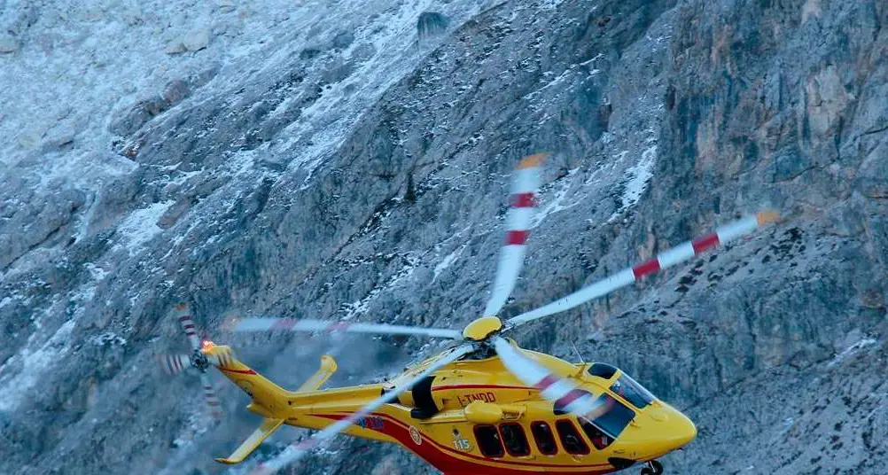 Presanella, alpinista scivola per 15 metri: complesso intervento di elisoccorso disturbato dal maltempo