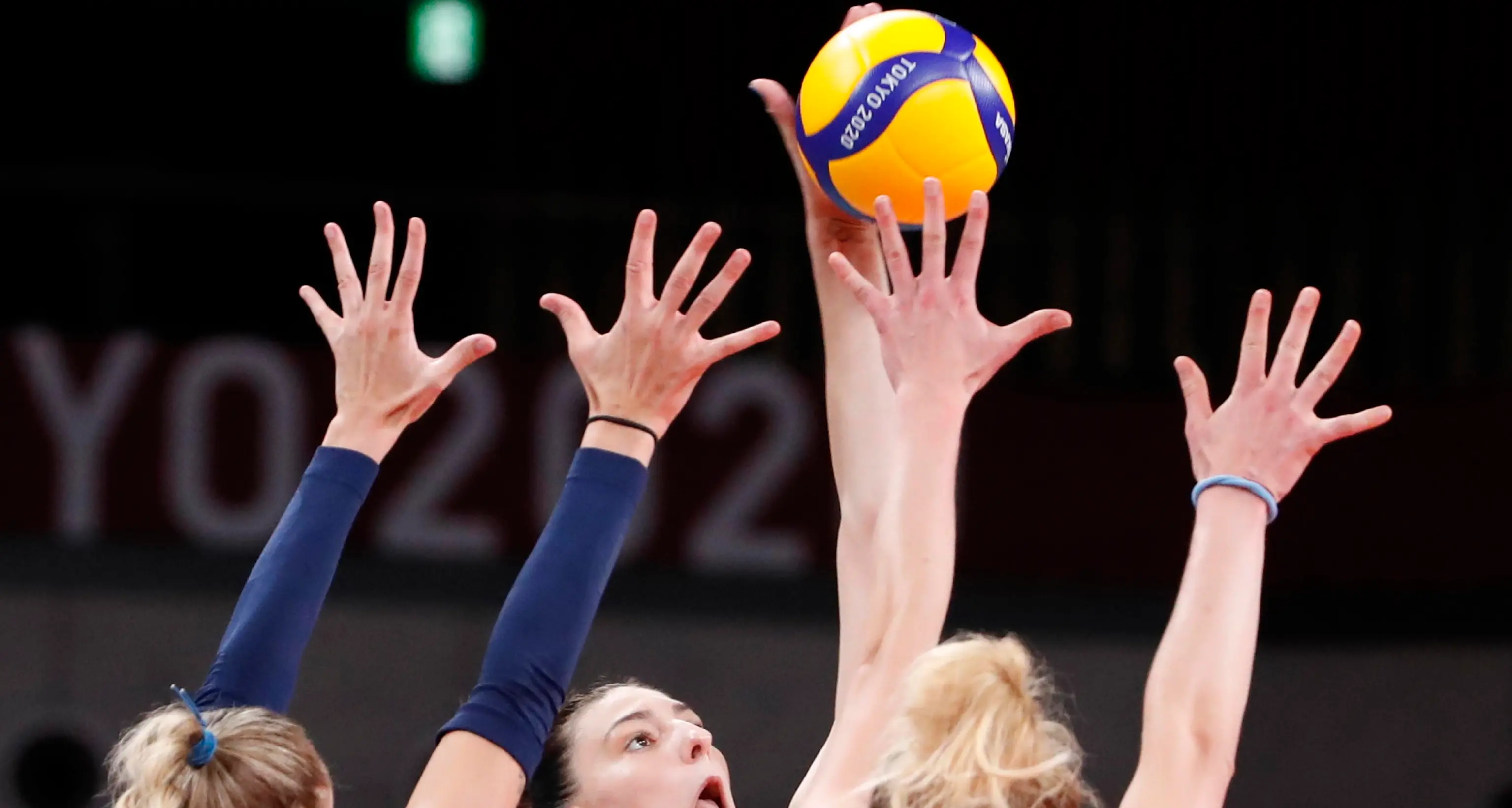 Eliminata anche l'Italia femminile: Serbia debordante, azzurre in lacrime. Ultime speranze nel beach con Lupo e Nicolai