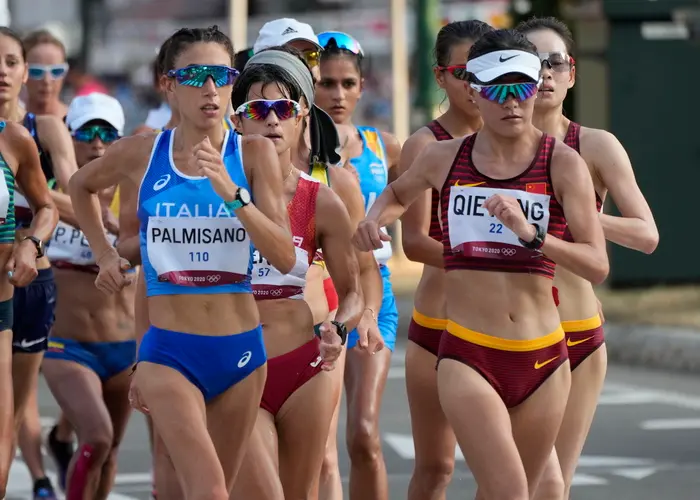 epa09399838 Antonella Palmisano (C) of Italy and Qieyang Shijie (R) of China in action at the Women's 20 kilometer Race Walk during the Athletics events of the Tokyo 2020 Olympic Games at the Odori Park in Sapporo, Japan, 06 August 2021. EPA/KIMIMASA MAYAMA