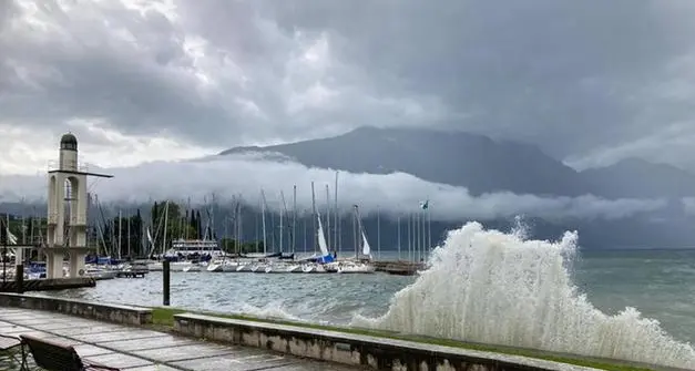 Cinque turisti bloccati sul lago dal temporale: salvati dagli agenti di una \"volante\" della polizia