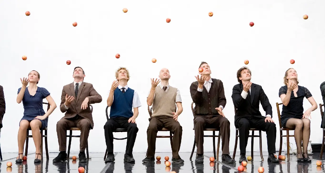 La strabiliante arte della giocoleria con i Gandini Juggling al teatro Capovolto