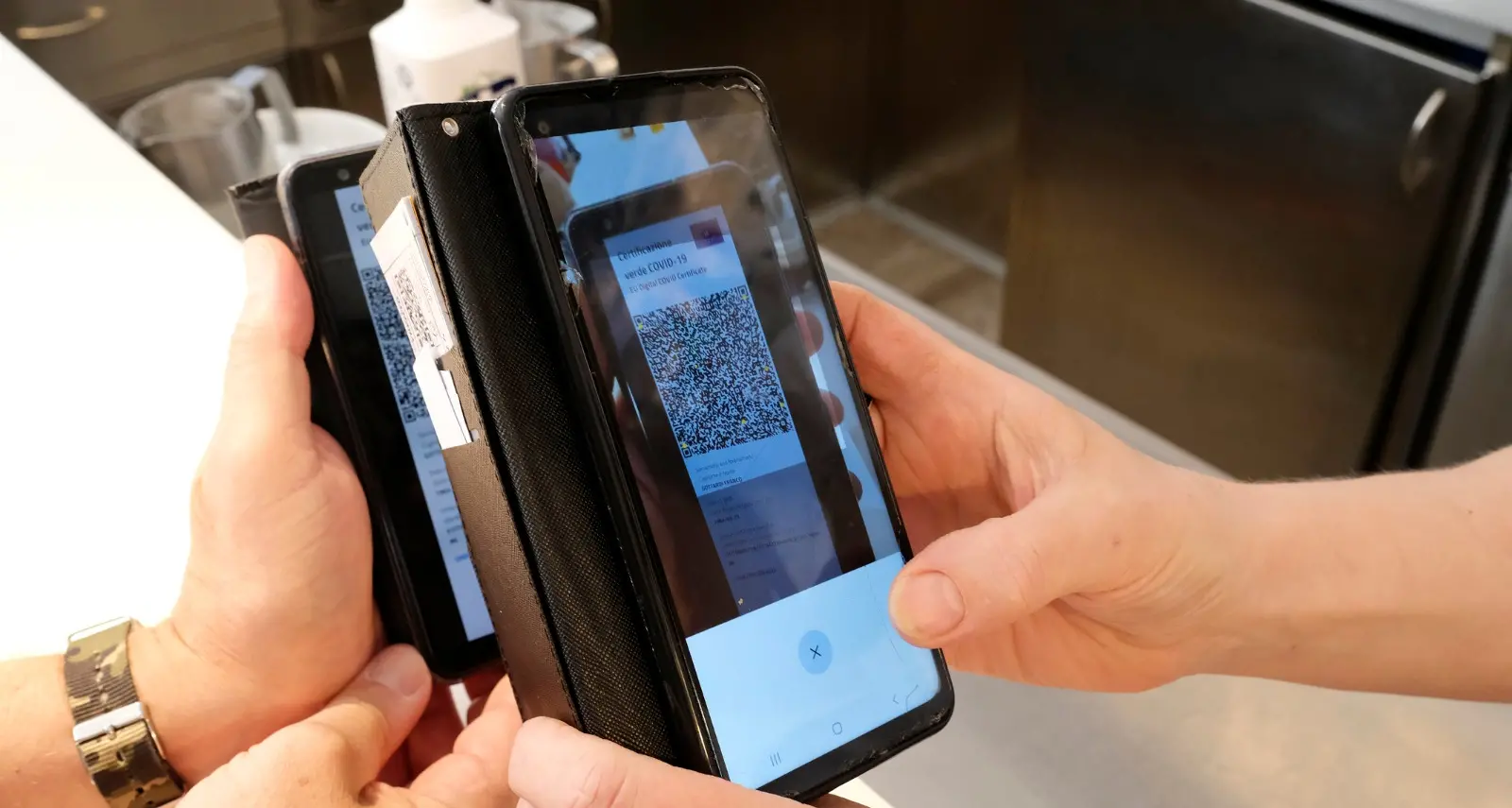 Con il green pass esplode la richiesta di tamponi: più punti di prelievo e prezzi calmierati