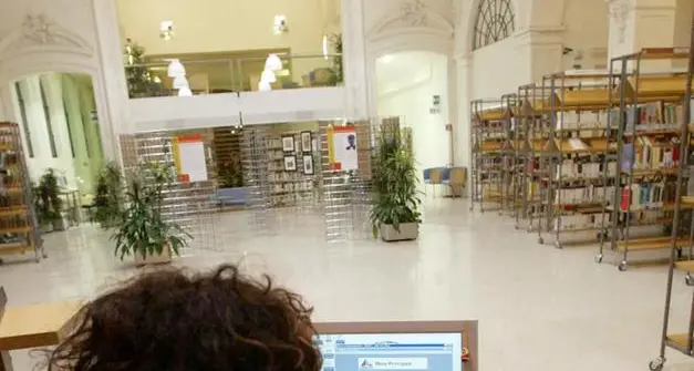 Scontro sul bar della biblioteca comunale di via Roma