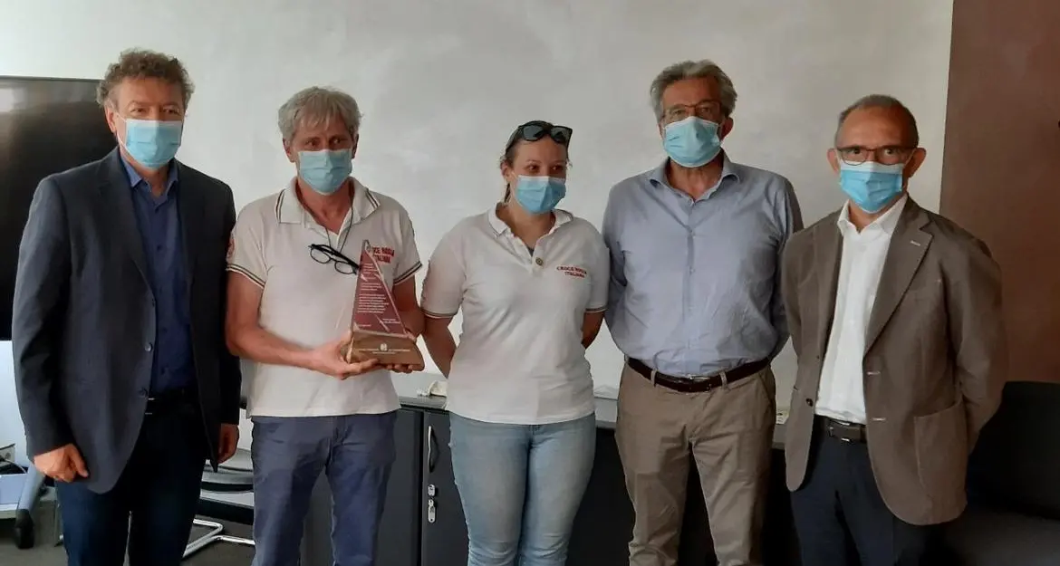 L'impegno contro il covid, una targa per ringraziare i volontari della Croce rossa