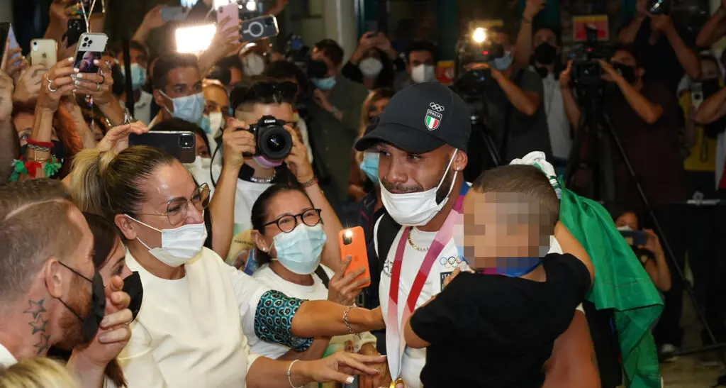 Accoglienza da star per Marcell Jacobs a Fiumicino