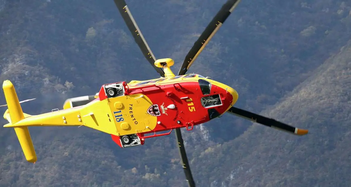 Cade in bicicletta, 54enne ricoverata in condizioni gravi