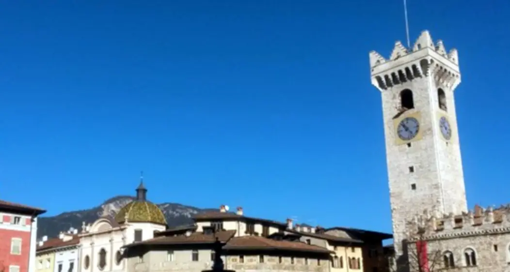 La Torre Civica perde pezzi di intonaco, serve un intervento