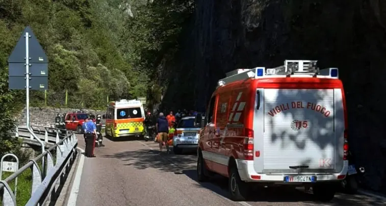 Motociclista gravissimo dopo lo schianto sulle rocce