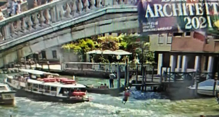 Venezia, giovane si tuffa dal ponte e rischia di schiantarsi sui vaporetti