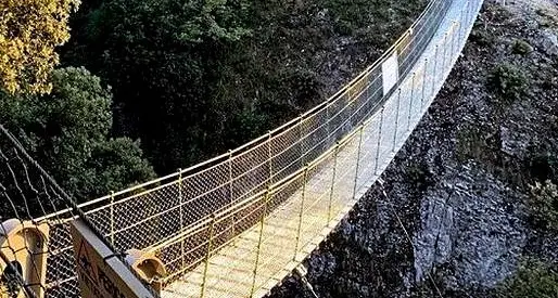 Garda, ragazzo precipita dal ponte tibetano e muore
