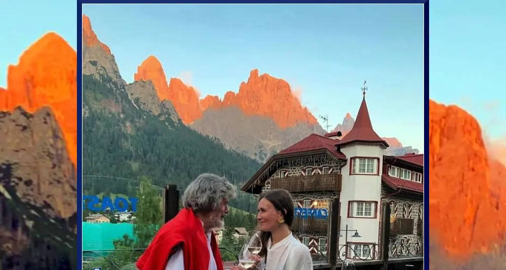 Il romantico brindisi di Reinhold e Diane al tramonto, sotto le Pale di San Martino
