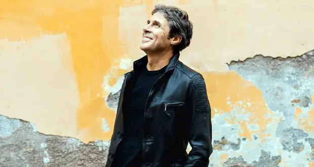 «Com'è sorprendente la vita»: Luca Barbarossa presenta un'autobiografia \"irregolare\"