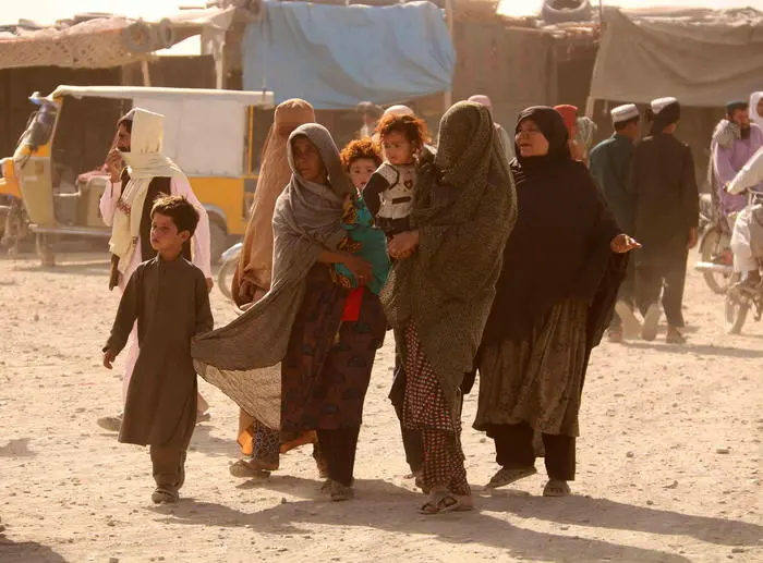 epa09409503 People stranded at the Pakistani-Afghan border wait for its reopening after it was closed by the Talibans, who have taken over the control of the Afghan side of the border at Chaman, Pakistan, 11 August 2021. Taliban's shadow governor for Kandahar province on 05 August issued a statement that announced the closing down of the border with Pakistan at Chaman, and said Islamabad should relax rules for crossing the frontier. EPA/AKHTER GULFAM