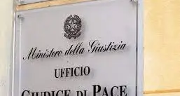 Cade sul vialetto di casa e fa causa al condominio, ma il giudice le dà torto: la colpa è solo sua