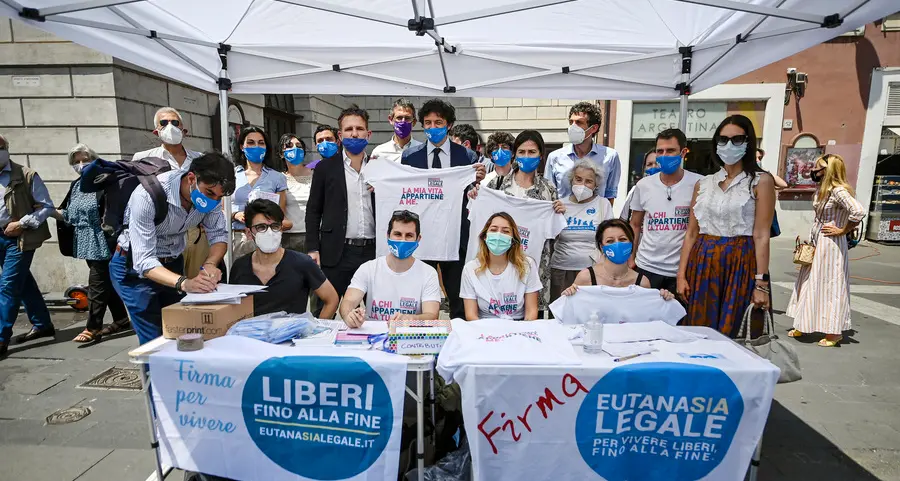 Eutanasia legale, raggiunte le 500mila firme per il referendum: spinta dalle adesioni online