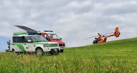 Il trattore si ribalta lungo un pendio, muore contadino a San Genesio