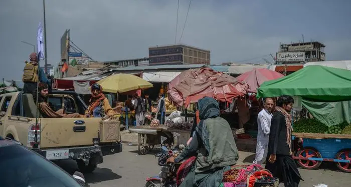 I talebani promettono moderazione, ma in pochi ci credono e a Kabul è terrore
