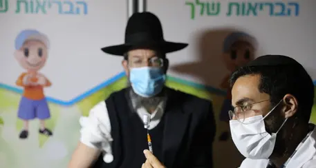 Studio in Israele: sugli over 60 la terza dose di vaccino protegge dal contagio