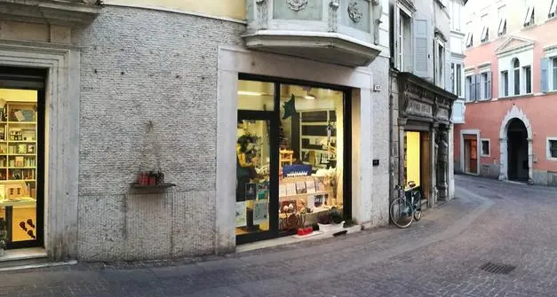 Un po' alla volta via la auto dal centro della città della Quercia: il Comune accelera