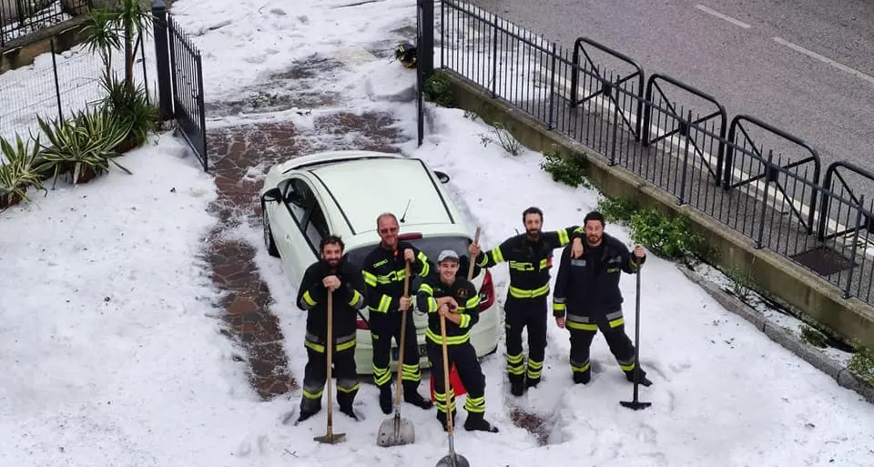 Violenta grandinata: a Grigno le strade come dopo una nevicata, gran lavoro per i vigili del fuoco