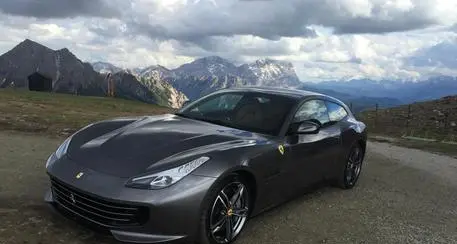 In Ferrari sulle Alpi a 150 all'ora: via la patente a due scandinavi