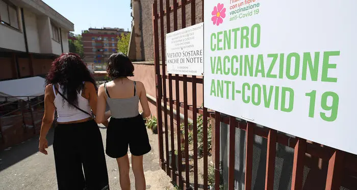 Vaccino anti-covid obbligatorio? Possibile con legge ad hoc: il governo ci pensa ma Lega e M5S frenano