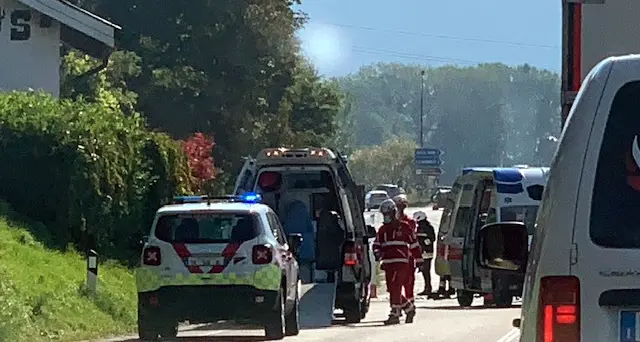 Violento scontro frontale fra due auto al bivio per Levico: quattro feriti