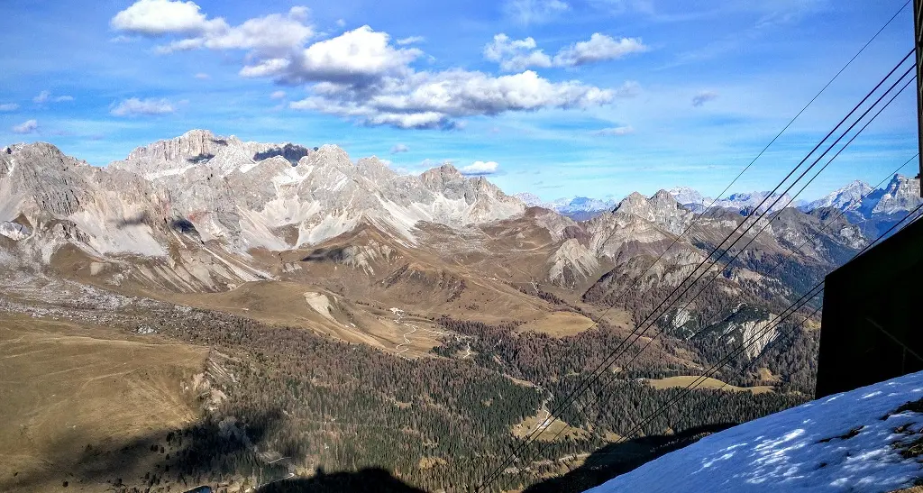 Passo San Pellegrino, marciapiede lungo la provinciale per i pedoni che vanno verso Fuciade