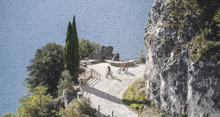 Cadono pezzetti di roccia, la Ponale chiusa per lavori fino a sabato